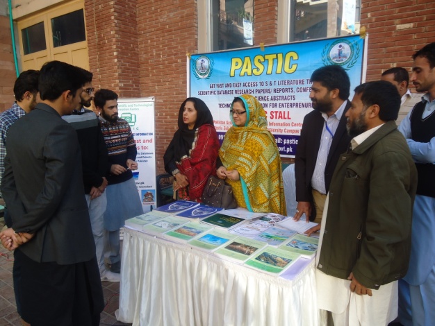 Ms_Ghazala_Ali_Khan_and_Dr_Syed_Aftab_Hussain_Shah_at_the_PASTIC_stall_during_the_5th_KP_Innovation_to_Invention_Summit_CECOSE_University_Peshawar_Nov_22_23_2018.jpg