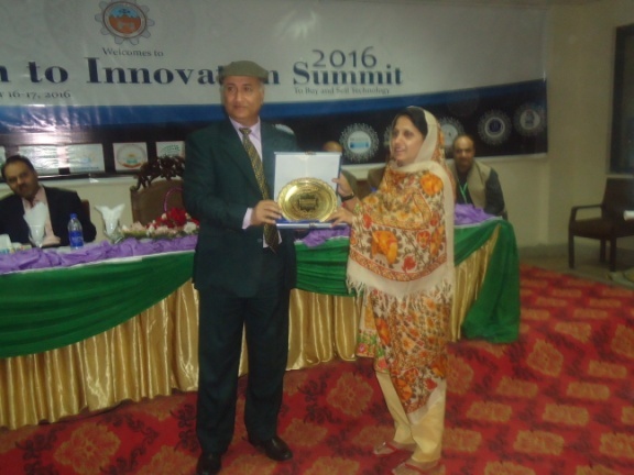 Ms_Ghazala_Ali_Khan_receives_a_shield_at_the_2nd_Innovation_to_Invention_Summit_Peshawar.jpg