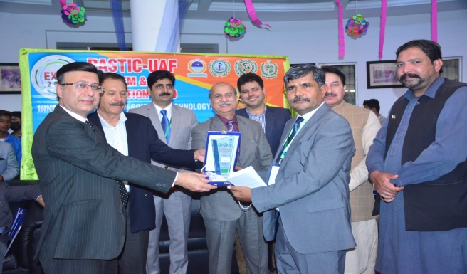 Prof_Dr_Muhammad_Akram_Shaikh_presents_a_souvenir_to_Mr_Muhammad_Hasnain_at_the_PASTIC_UAF_STEM_&_IT_Innovation_Expo_Faisalabad_Nov_25_2021.jpg