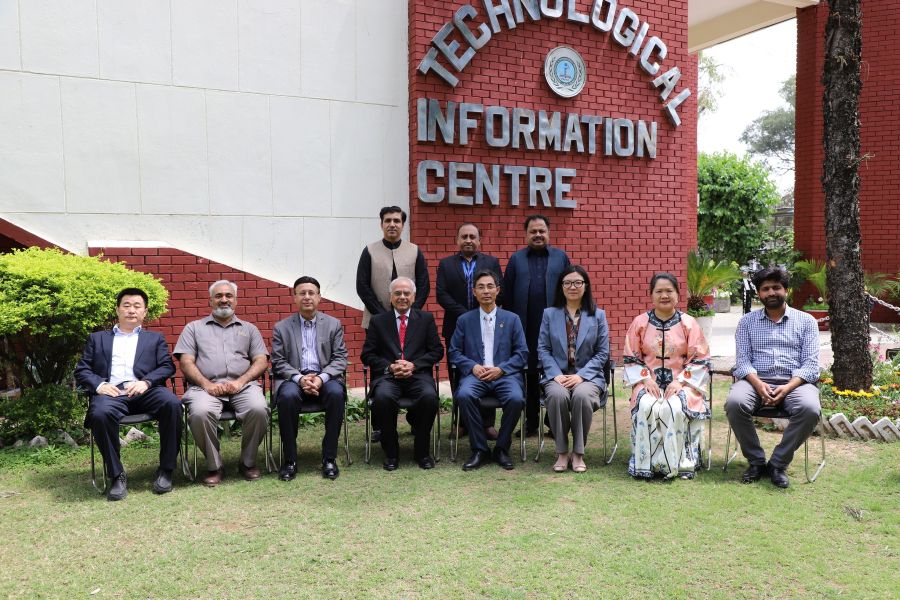 Professor Qi Yuansheng and the delegation from BIGC