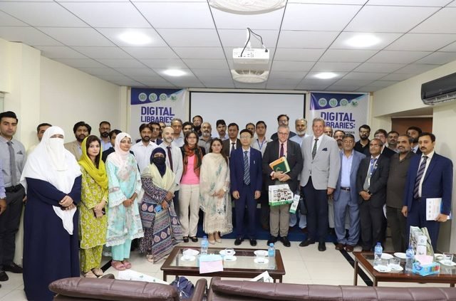 Group photograph at the PASTIC digital libraries seminar